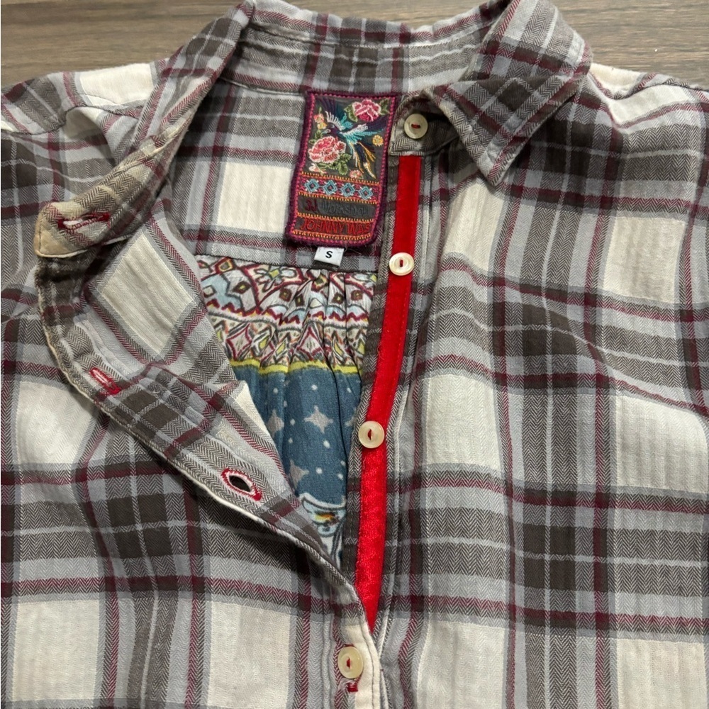 Johnny Was Workshop Silk Back Button Down Top. Size Small - Picture 7 of 8